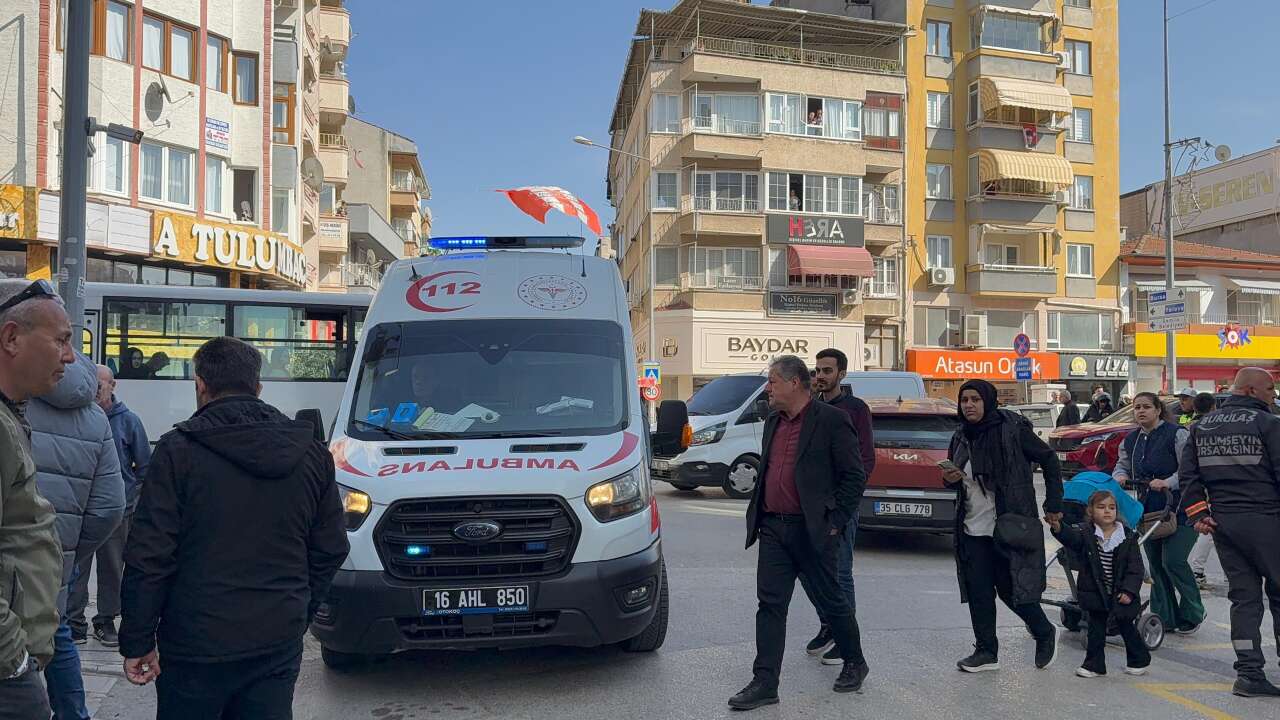 Sokakta silahlı saldırı! Eniştesine nişan aldı, yoldan geçen 2 kişiyi daha vurdu 2